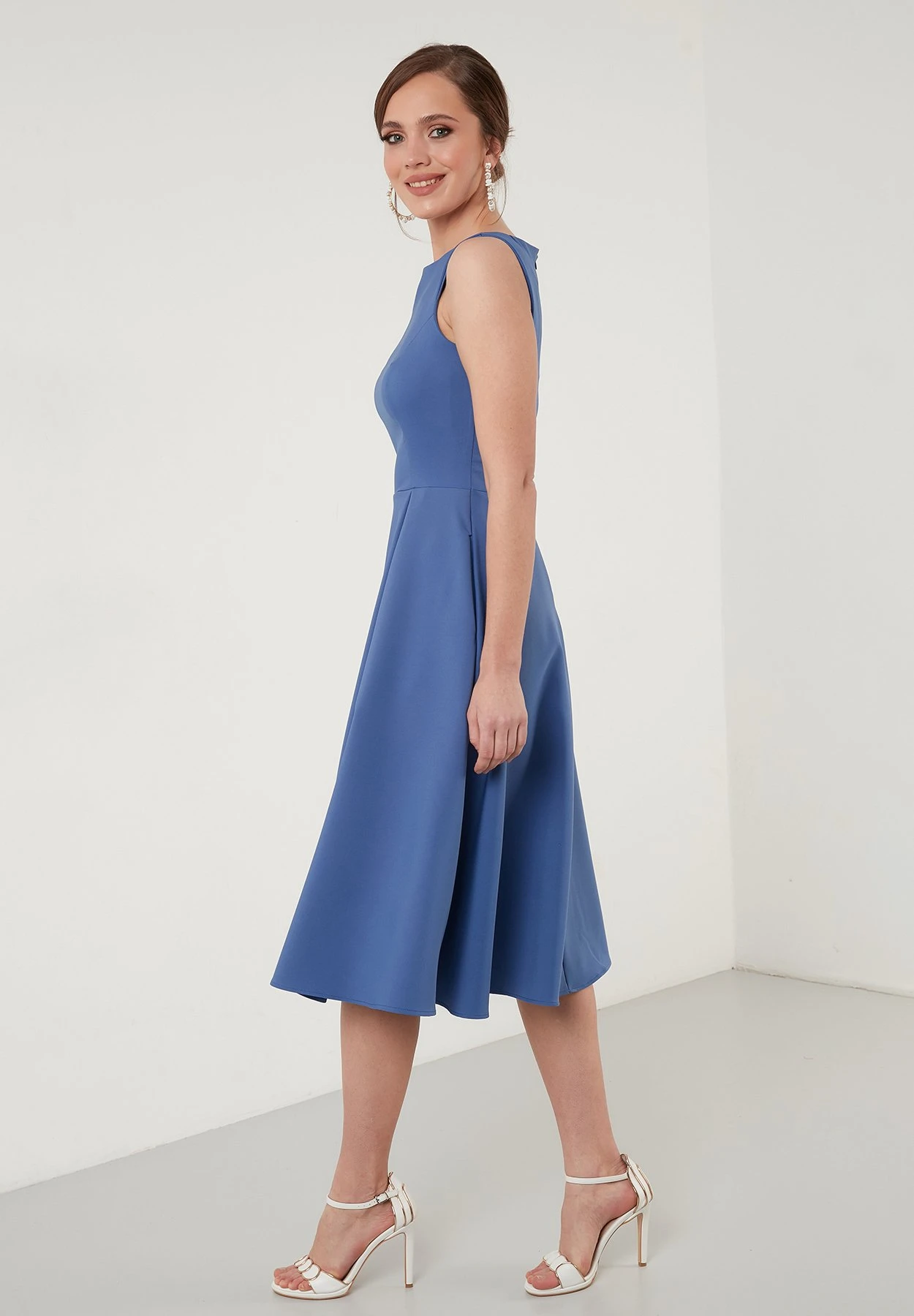 LELA Crew Neck Pleated Midi - Cocktailjurk - Indigo - Image 4